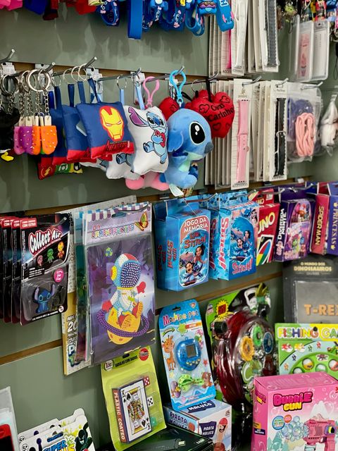 Pelúcias do Stitch, papelaria colorida e brinquedos criativos na vitrine da Mimo Power